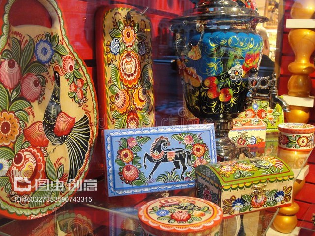 俄羅斯紀(jì)念品在圣彼得堡主要旅游街道內(nèi)夫斯基普羅佩克特的戈斯蒂尼·德沃爾櫥窗出售給游客Russian Souvenirs for sale to tourists in the window of Gostiny Dvor on Nevsky Prospekt - main tourist street of St. Petersburg